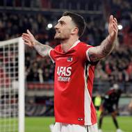 Troy Parrott poslal Alkmaar přes snahu Jakuba Surovčíka znovu do vedení.