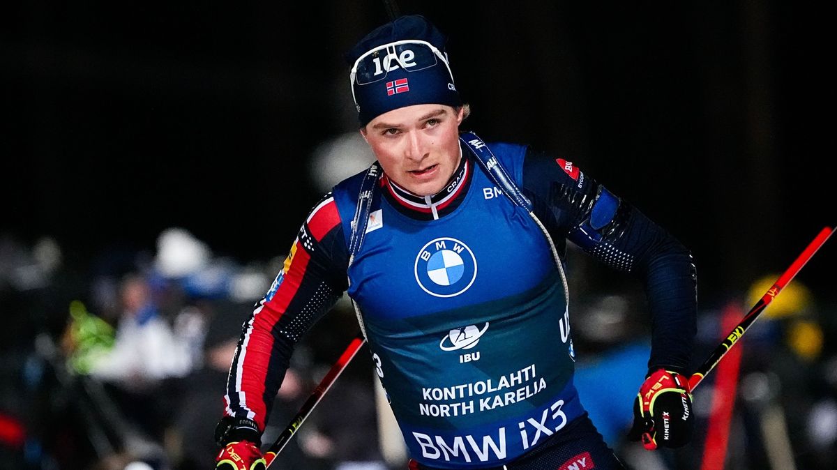 Neobvyklá situace během SP. Mladý biatlonista si na střelnici musel vyměnit pušku