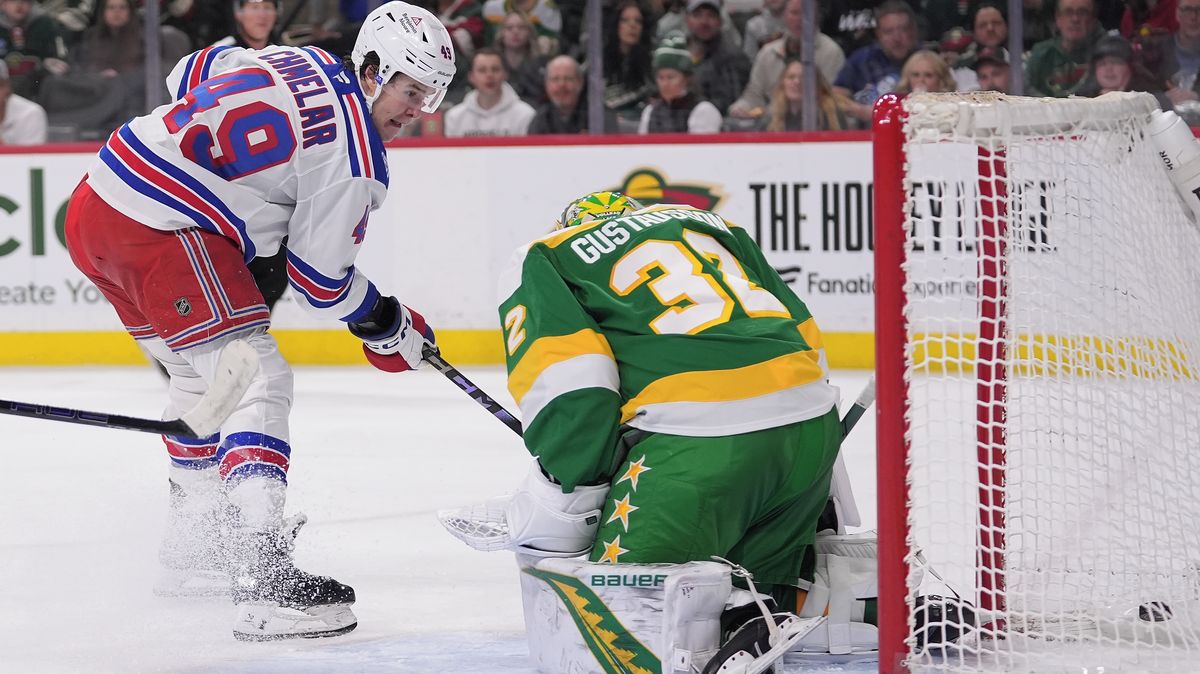 Ukázková práce českého chasníka. Soupeř si sedl na zadek, zatleskal i kouč Rangers