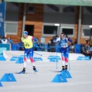 Trasér David Šrůtek jede před Simonou Bubeníčkovou na trati