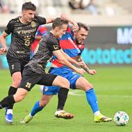 Plzeňský záložník Tomáš Ladra bojuje proti přesile. 