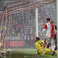 Míč se třepotá v síti a Sparta vede 1:0. 