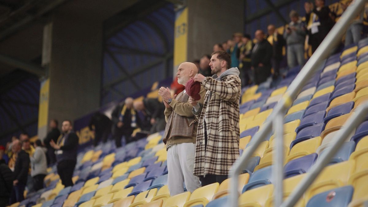 Majitel klubu zůstal v kotli sám. Fanoušci Dunajské Stredy protestují proti výkonům