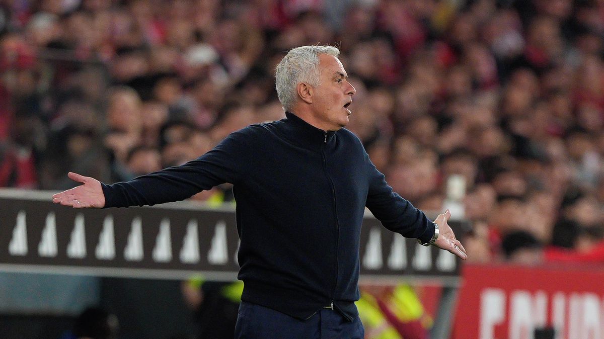 Mourinho v ráži. Po vyloučení se opřel do sudích a asistenta Porta
