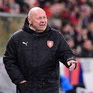 Miroslav Koubek na české střídačce. 