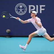 Jannik Sinner dobíhá forhendový úder