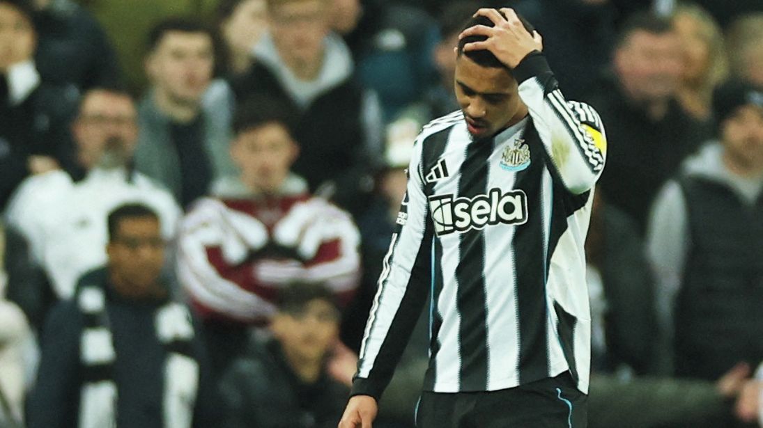 Kontroverze v Premier League. Hráč letěl ven za simulování, experti verdikt nechápou