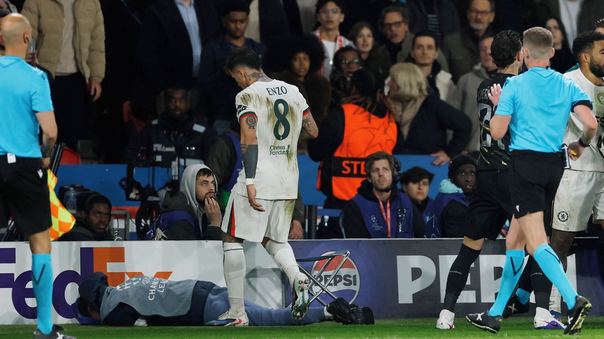 Zkrat hvězdy Chelsea. V nastavení odstrčil podavače míčů