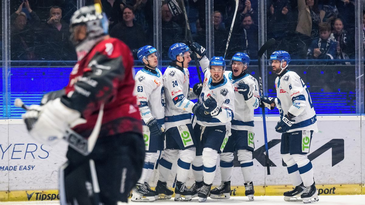 HOKEJ ONLINE: Kladno udeřilo v prodloužení, sudí branku zkoumají! Třinec a Vary slaví postup, Kometa ho má na dosah 