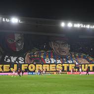 Choreo slávistických fanoušků při derby. 