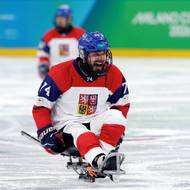 Michal Geier slaví první český gól, na který přihrával Pavlu Kubešovi