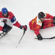 Zelinka v souboji s čínským hráčem o puk