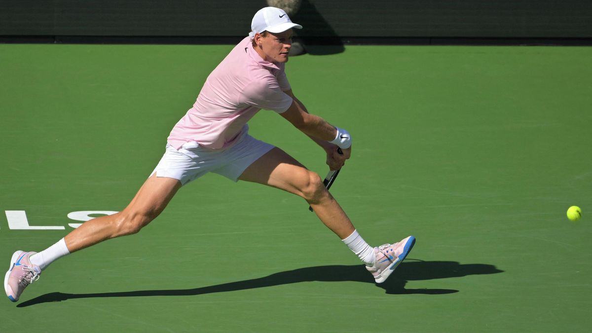 Sinner pobavil fanoušky. V Miami si zkusil hru levačkou a sklidil obdiv