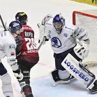 Brankář Plzně Nick Malík inkasuje během přesilovky Sparty gól. 