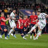 První varování. Střela Collinse skončila na břevně.