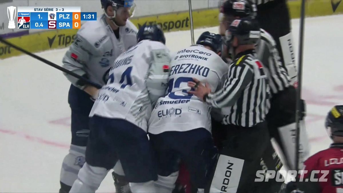 Sporný moment rozhodl celou sérii. Přísný faul, uznal Chlapík. Experti mluví o hrubém ovlivnění