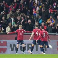 Pavel Šulc slaví před zaplněnými tribunami.