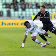 Stoper Viktorie Dávid Krčík se snaží obrat o míč karvinského Emmanuela Ayaosiho