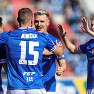 Fotbalisté Baníku se radují z gólu. 