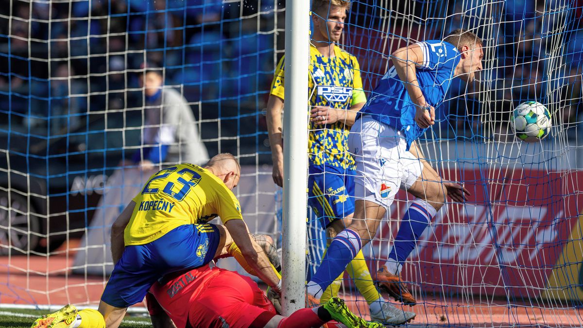 Je to ostuda, jedeme domů jako spráskaní psi, ulevil si Poznar po šesti brankách od Baníku