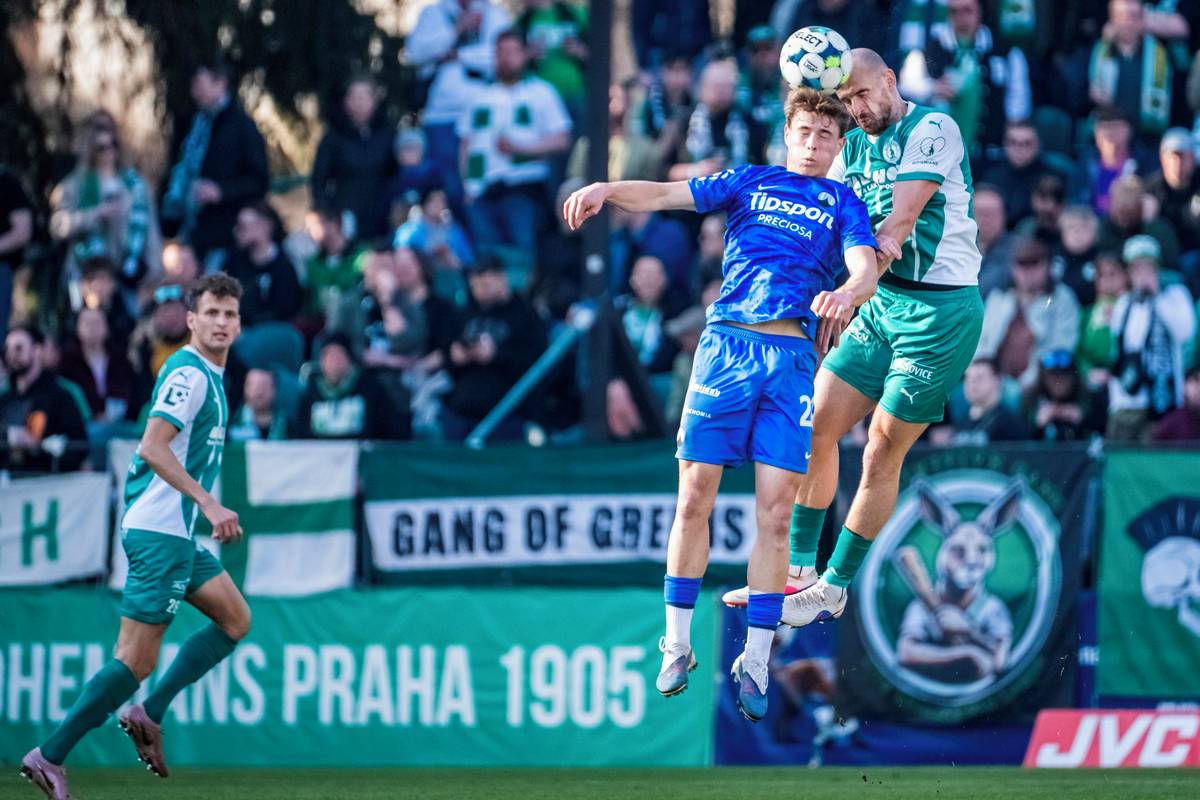 Ermin Mahmič z Liberce a David Lischka z Bohemians v souboji