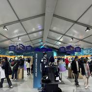 Plakát Radka Zelinka nalevo, švýcarský lyžař Marco Odermatt vidí napravo