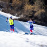 Čas od času se musí Šrůtek na trati otáčet, aby měl jistotu, že Bubeníčková jede za ním správně