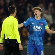 Kapitán Alkmaaru Sven Mijnans v diskuzi s rozhodčím.