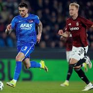 Jaroslav Zelený marně nahání Troye Parrotta před čtvrtým gólem.