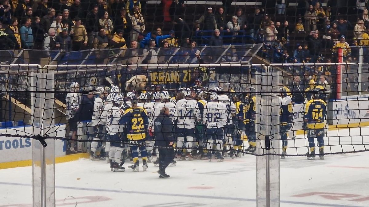 Semifinálové peklo ve Zlíně: V hlavní roli rozzuřený maskot, hvězda hostů provokovala fanoušky