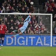 Akrobatický zákrok Matěje Kováře.