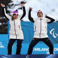 Zlatý skok na stupně vítězů. 