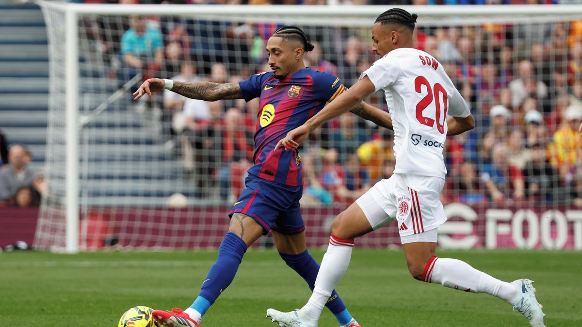 Barcelona po hattricku Raphinhy porazila Sevillu, La Ligu vede dál o čtyři body