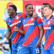 Spokojení hráči Plzně oslavují druhý gól do sítě Hradce. 