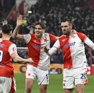 Střelci Slavie pospolu. Vpravo dvougólový střelec Tomáš Chorý, vedle něj stojí Mojmír Chytil. 