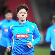 Kapitán Ladislav Krejčí při rozcvičce.