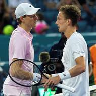 Jannik Sinner (vlevo) přijímá gratulace od Jiřího Lehečky.