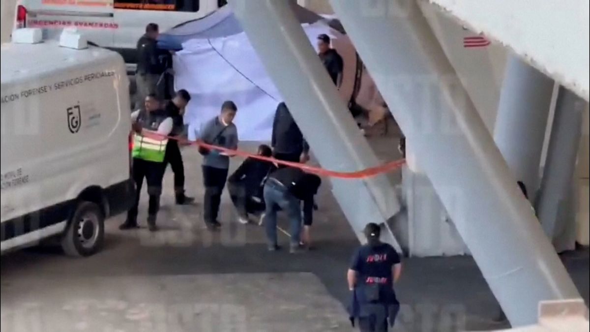 Tragédie na stadionu pro fotbalové MS. Fanoušek se zřítil z tribuny a zemřel