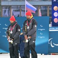 Linn Kazmaierová s vodičem Florianem Baumannem se odvrátili od vítězů.