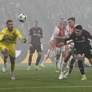 Brankář Slavie Jakub Markovič si jde pro míč. 