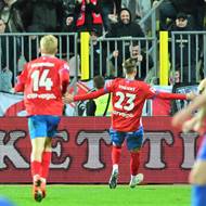 Hráči Zbrojovky se radují z gólu.