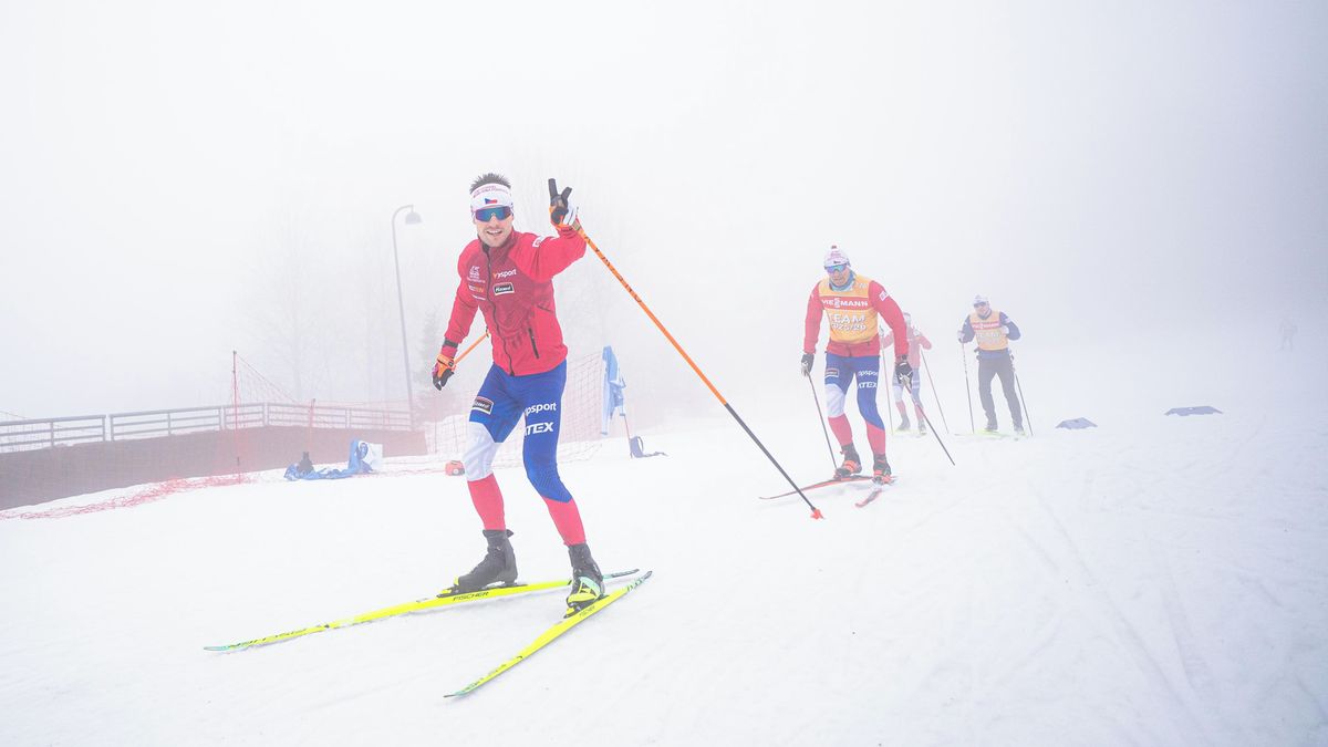 Poslední sprint biatlonové sezony obstarají muži. Na trať vyrazí i české kvarteto