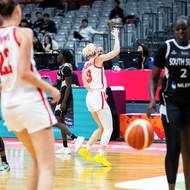 Petra Holešínská v obranné práci. 