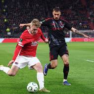 Isak Jensen centruje přes Matěje Ryneše.