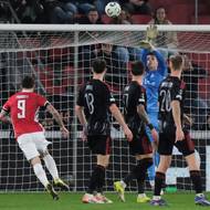 Zákrok Jakuba Surovčíka proti Parrottovi.