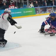 Zákrok Patrika Sedláčka proti Maliku Jonesovi.