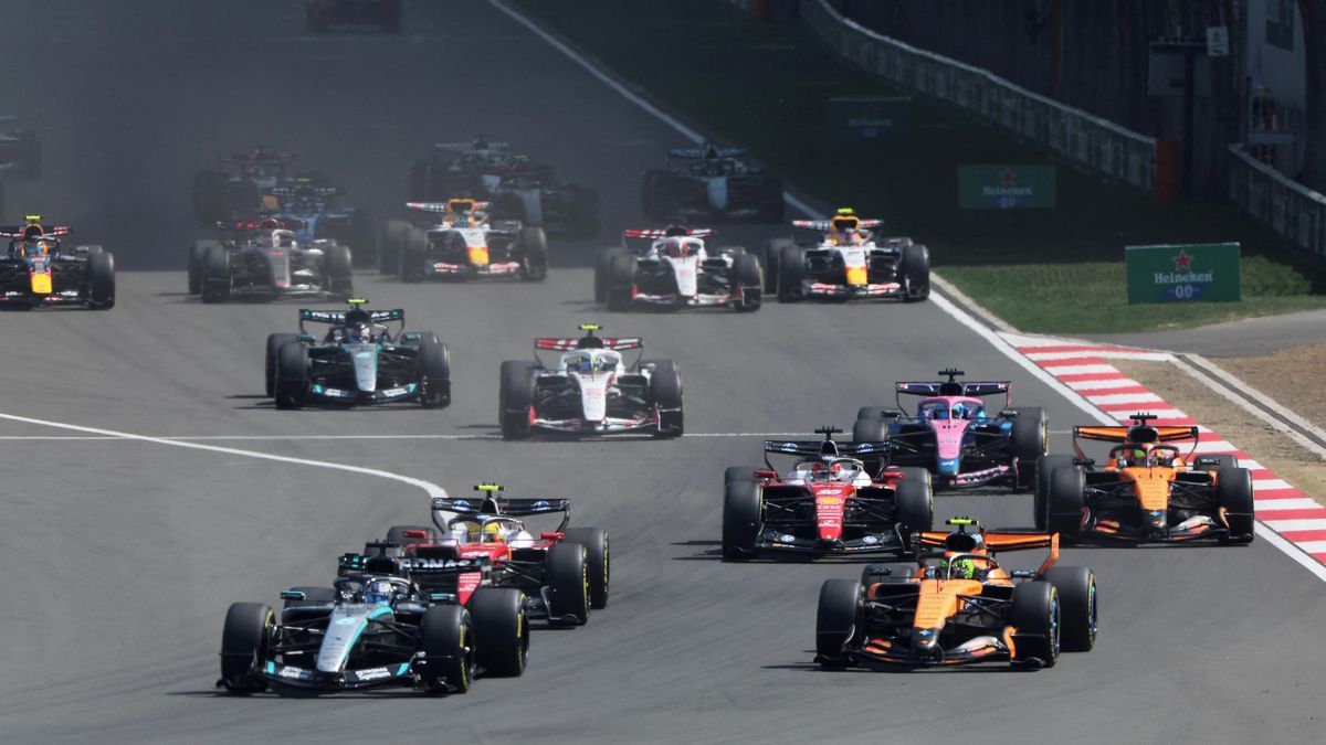 Russell ovládl i sprint. Na pódiu ho po tvrdém boji doplnili jezdci Ferrari