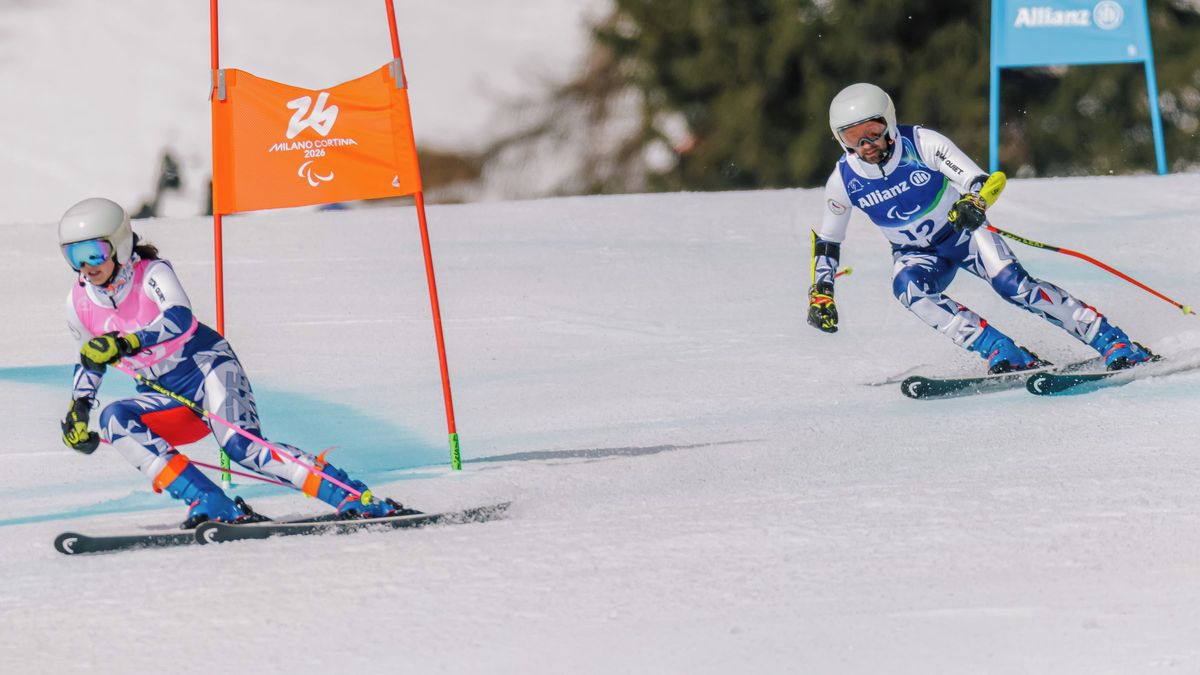 Svět vidí jako zrnitou televizi, přesto se řítí z kopce až rychlostí 130 km/h