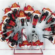 Čínský tým okolo branky před duelem o bronz