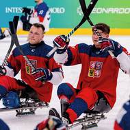 Theodor Pátek (vpravo) s Davidem Ondrákem při děkovačce národního týmu po duelu se Slovenskem